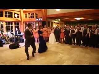 groom's dance with mom